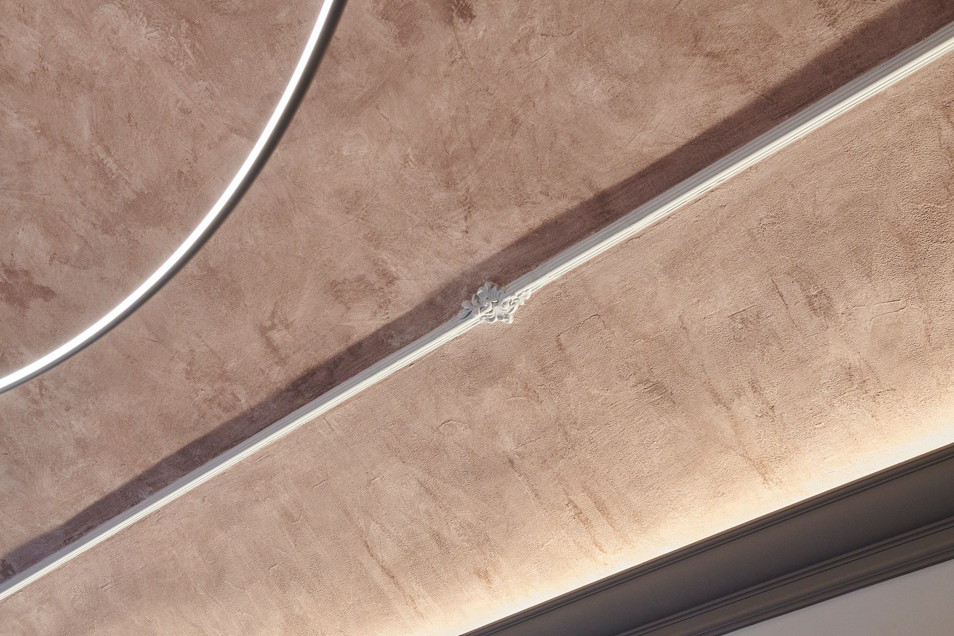 Cimaises décoratives qui soulignent les proportions des murs et mettent en valeur le plafond texture.